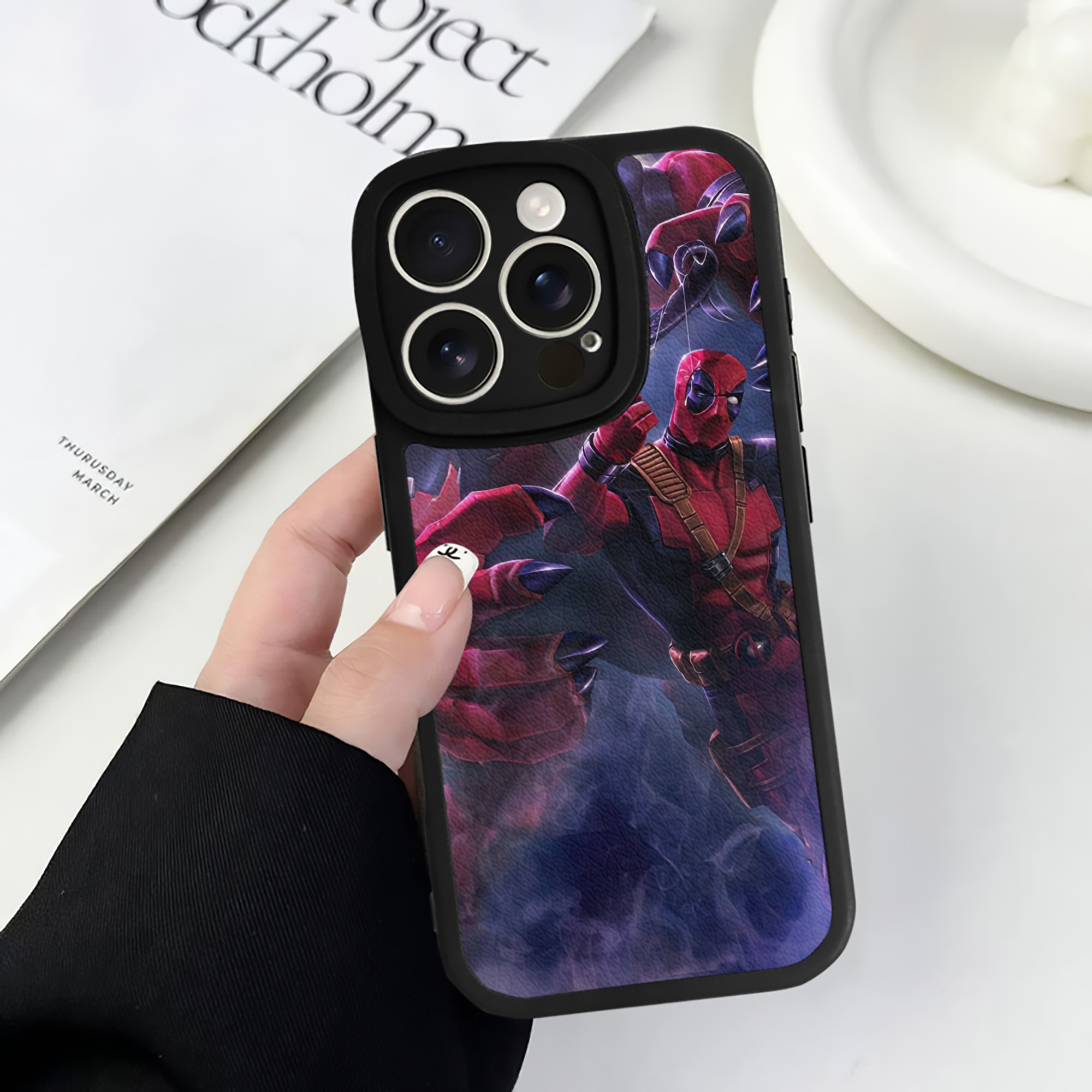 （画像用） Deadpool デッドプール 【iPhone 16シリーズ対応】シリコンスマホケース（レザー調） 材質：シリコン